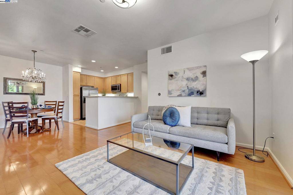 Cupertino, CA 95014,20500 Town Center Ln #297