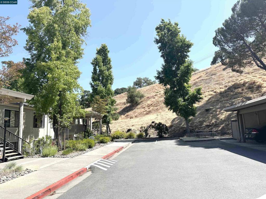 Walnut Creek, CA 94595,1601 Oakmont Dr #5