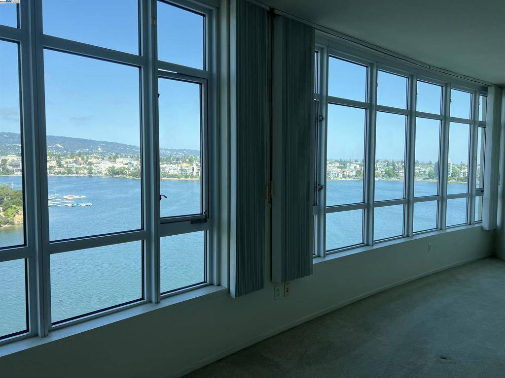 Oakland, CA 94612,1 Lakeside Dr #821