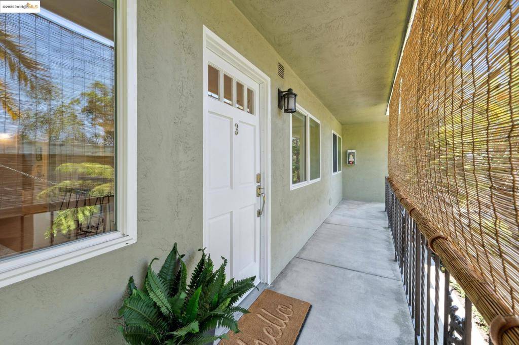 Oakland, CA 94602,2028 Damuth St #3