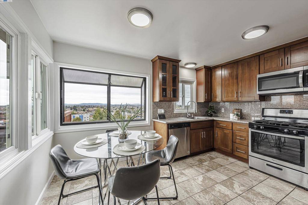 Oakland, CA 94605,9883 Lawlor St
