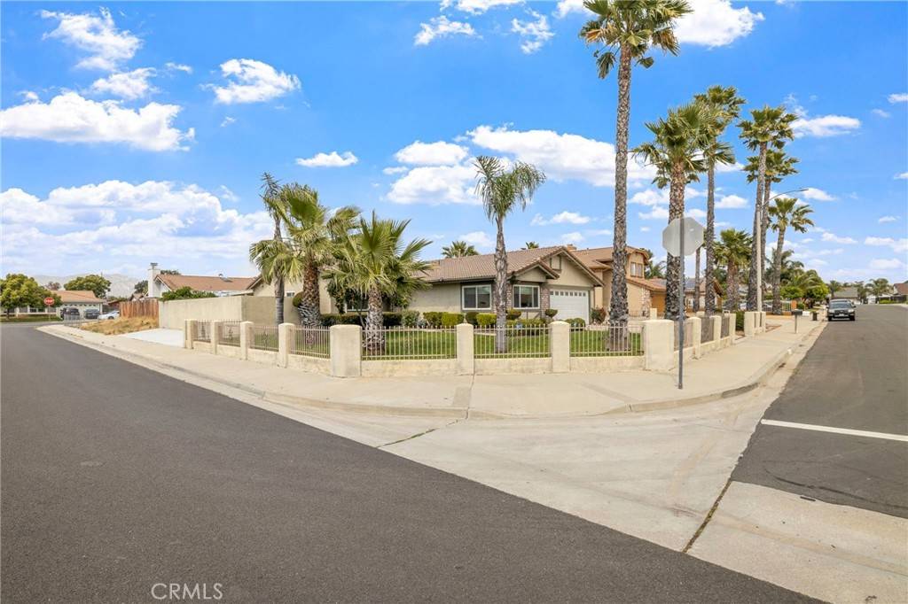 Moreno Valley, CA 92553,23288 La Mesa LN