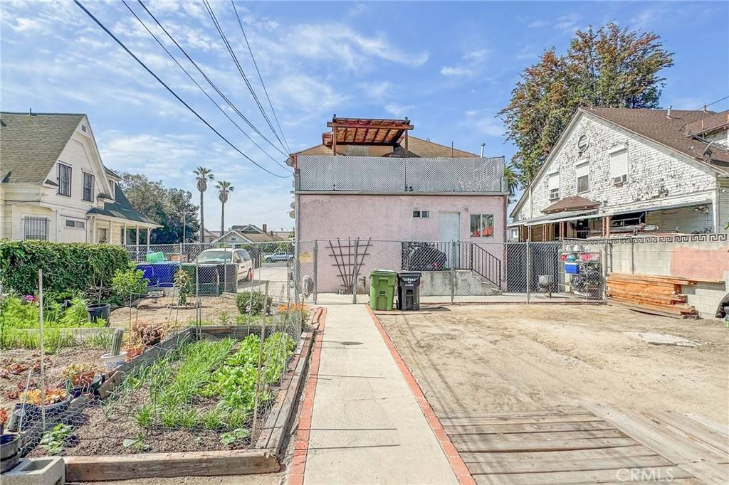 Los Angeles, CA 90011,927 E 28th ST