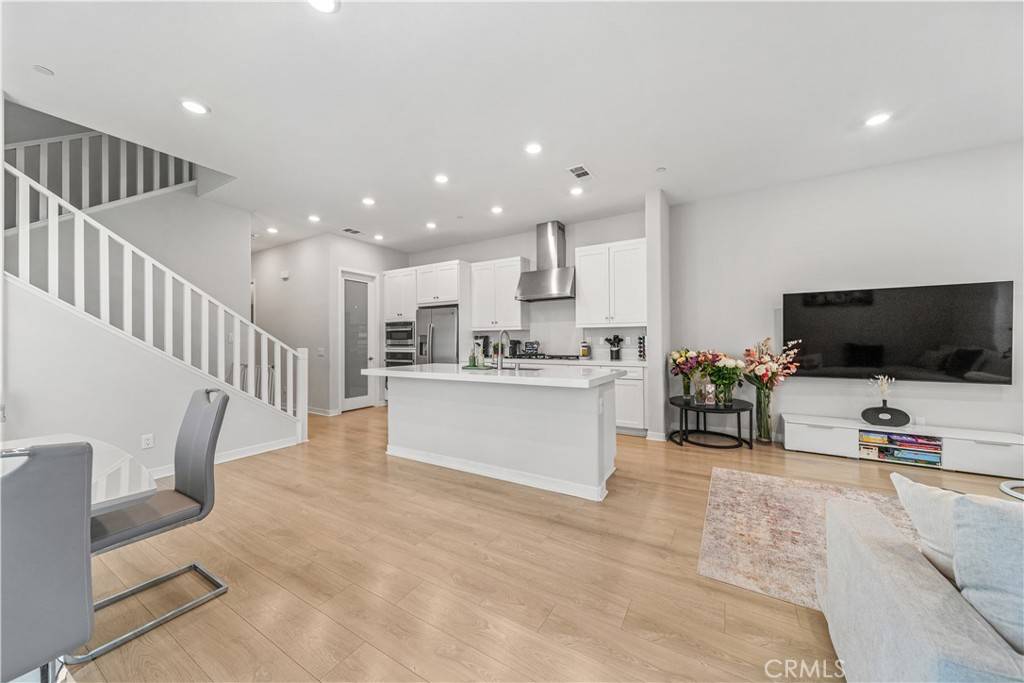 Valencia, CA 91381,27218 Narrowleaf Willow LN