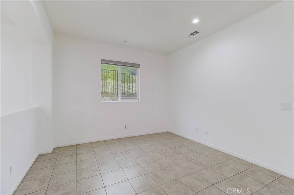 Saugus, CA 91350,20509 Chaz CT