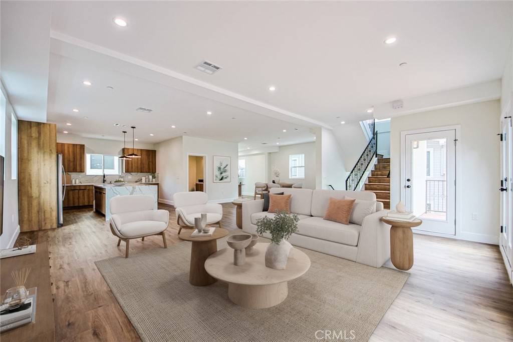 Los Angeles, CA 90019,4351 Victoria Park PL