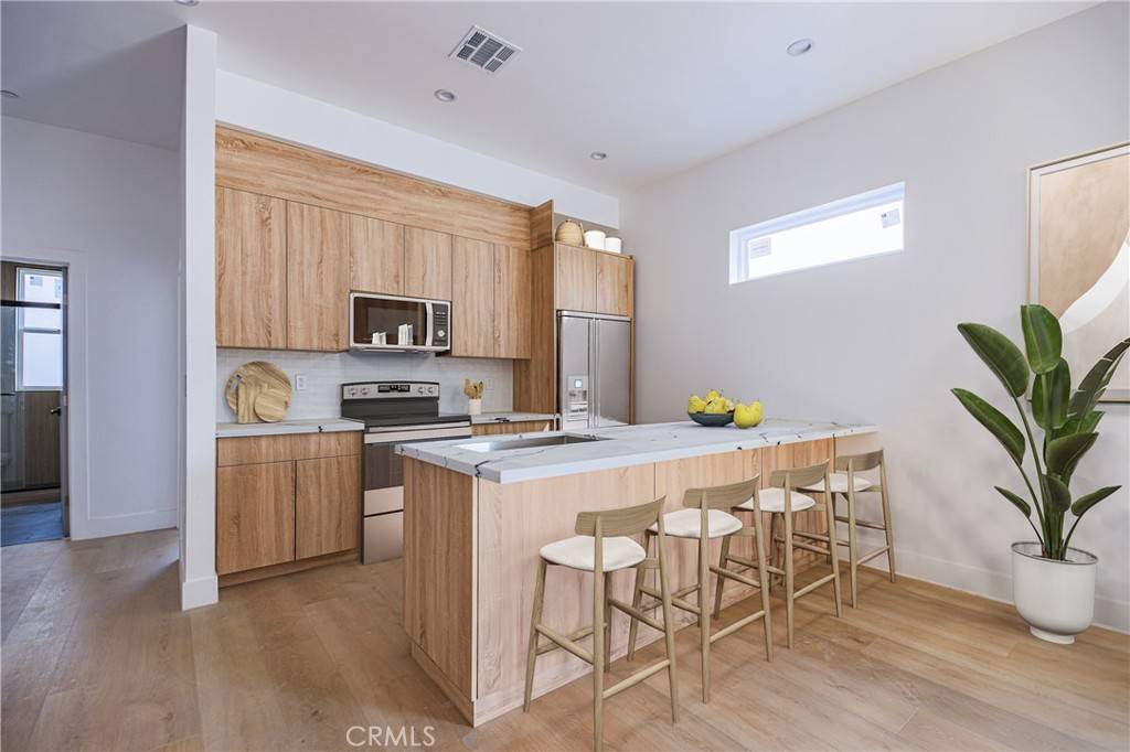 North Hollywood, CA 91601,5663 Case AVE