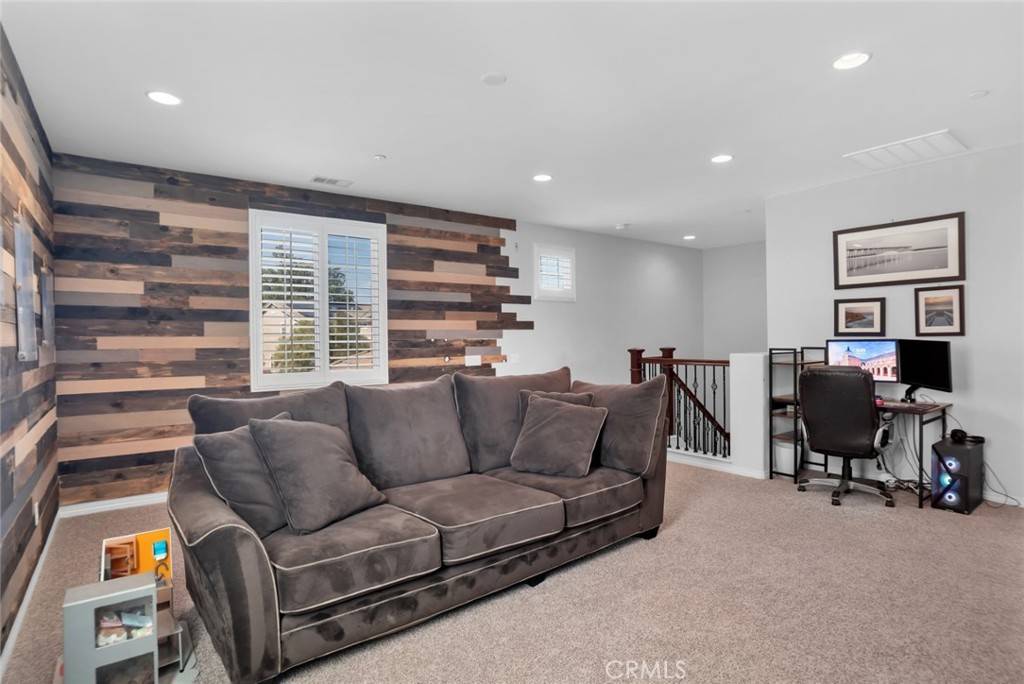 Saugus, CA 91350,22474 Flatwater CT