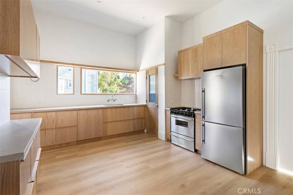 Los Angeles, CA 90026,715 Douglas ST