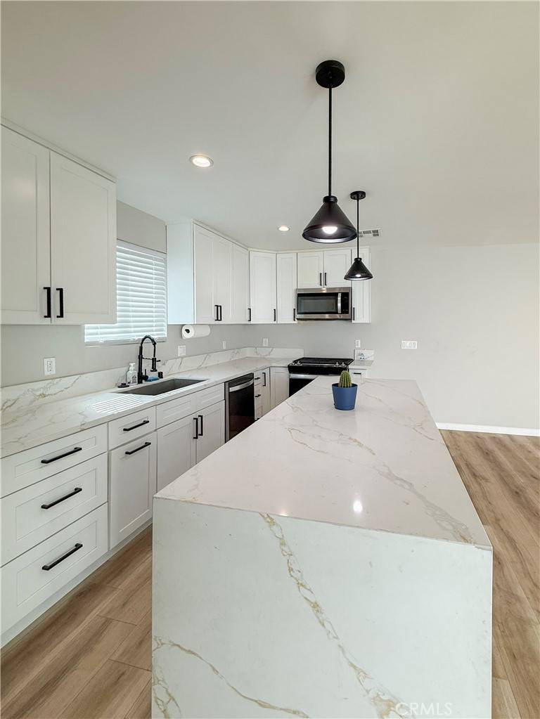 Granada Hills, CA 91344,10430 Densmore AVE