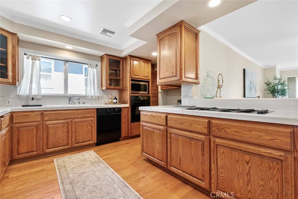 Burbank, CA 91504,2536 N Parish PL