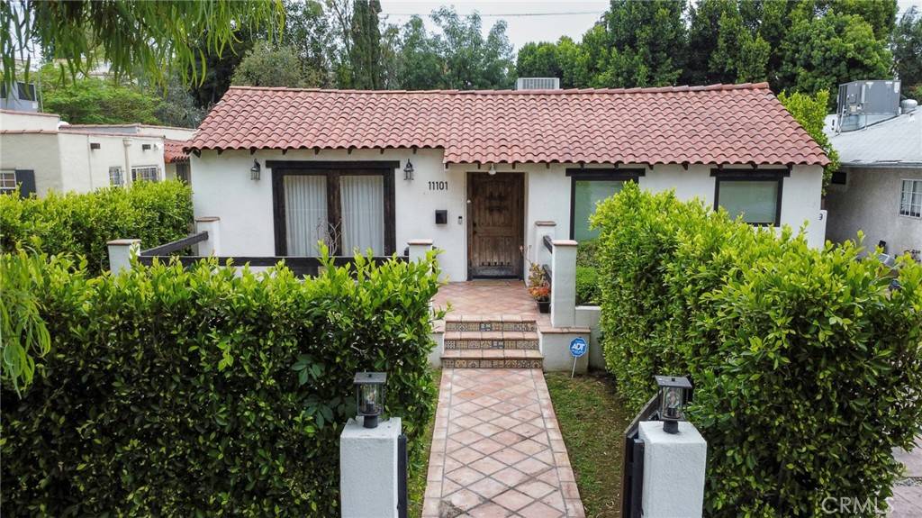 Toluca Lake, CA 91602,11101 Blix ST