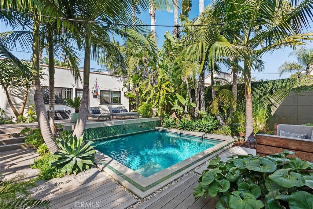 Los Angeles, CA 90038,737 N Orange DR