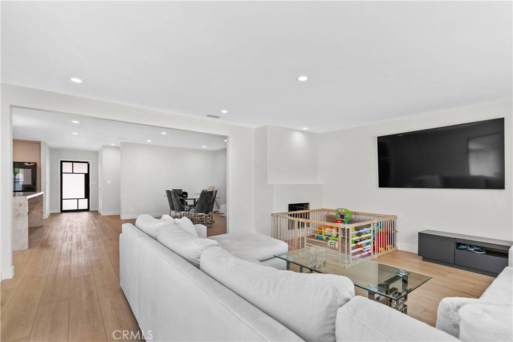 Van Nuys, CA 91405,6832 Cantaloupe AVE