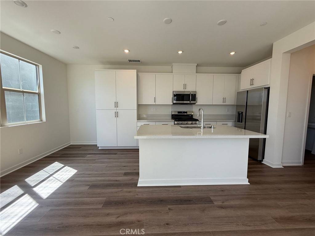 Fontana, CA 92336,15943 Blue Cooper WAY