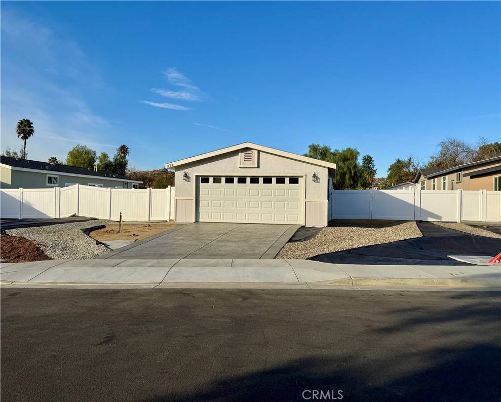 Perris, CA 92570,778 Larissa CT