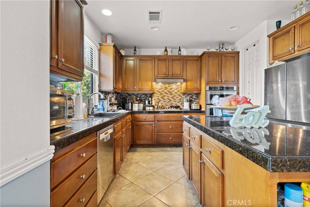 Canyon Country, CA 91387,27323 English Oak CT