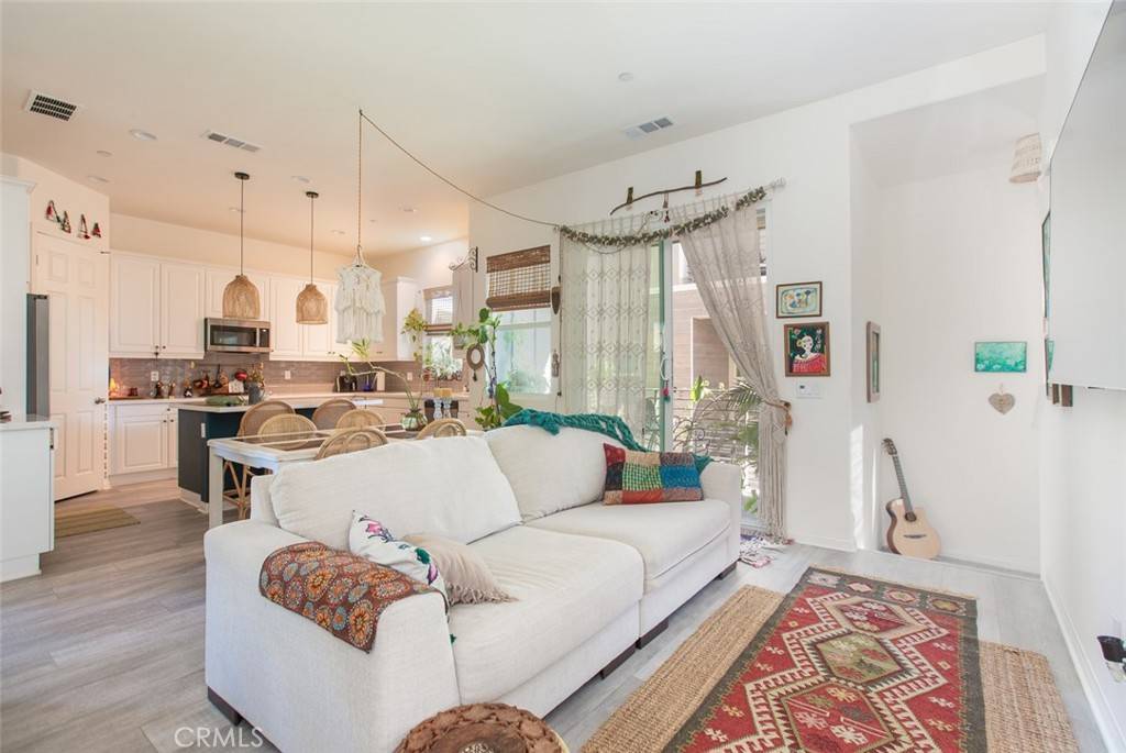 27418 Pioneer CT Valencia, CA 91381