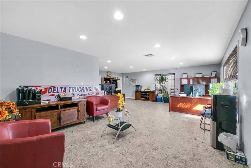 Riverside, CA 92501,695 W La Cadena DR