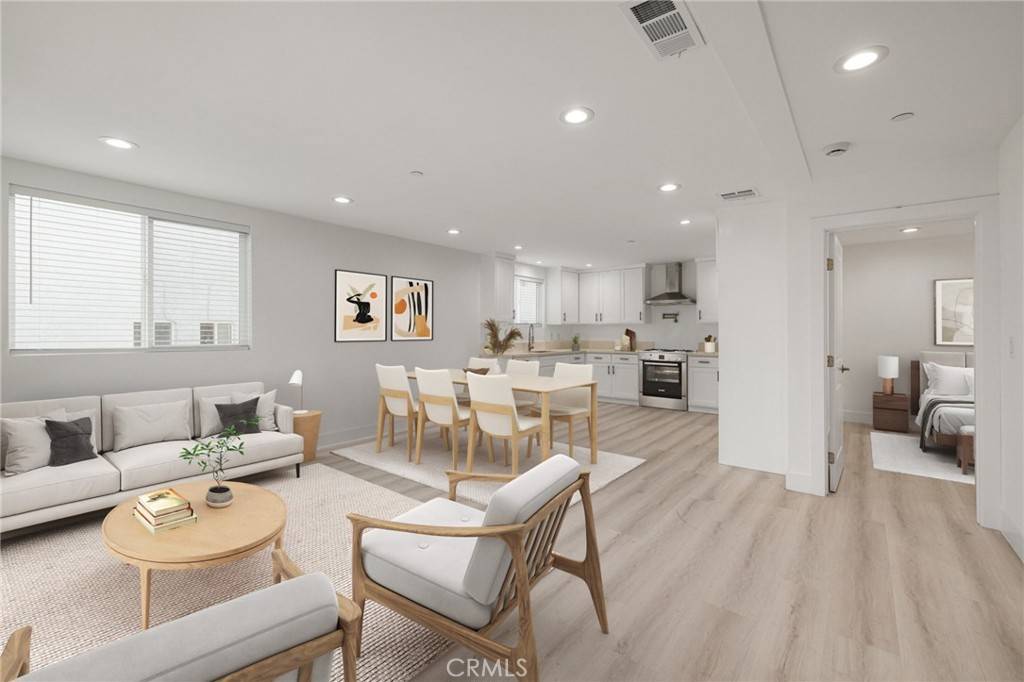 Los Angeles, CA 90004,637 N Kingsley DR
