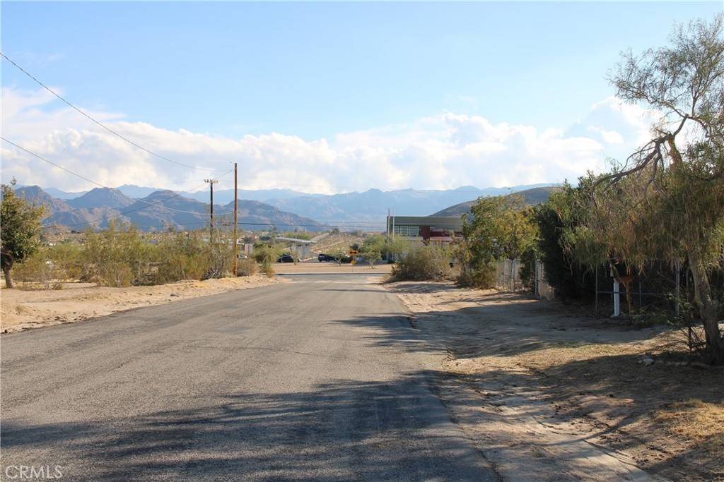 4836 Avenida La Mirada Joshua Tree, CA 92252