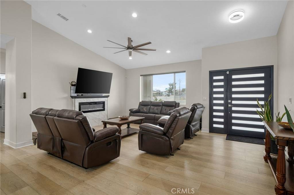 Hesperia, CA 92345,10983 Redwood AVE