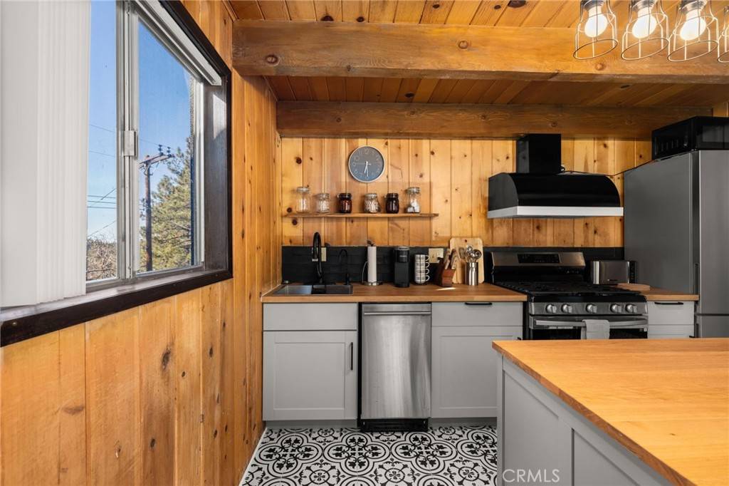 33050 Robin LN Running Springs, CA 92382