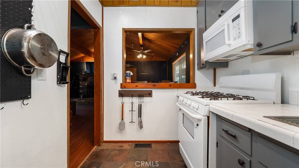 31009 Summit DR Running Springs, CA 92382