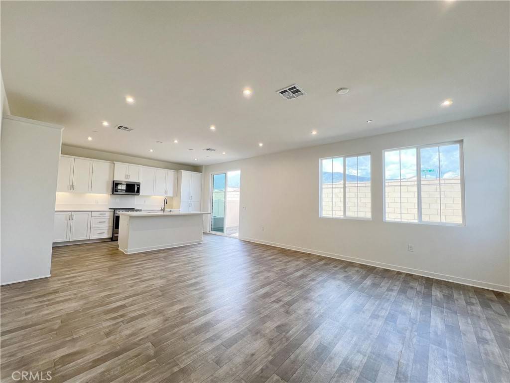 Fontana, CA 92336,16068 Olivas LN