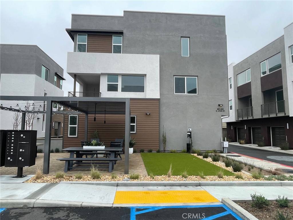 Santa Ana, CA 92705,691 S lyon ST