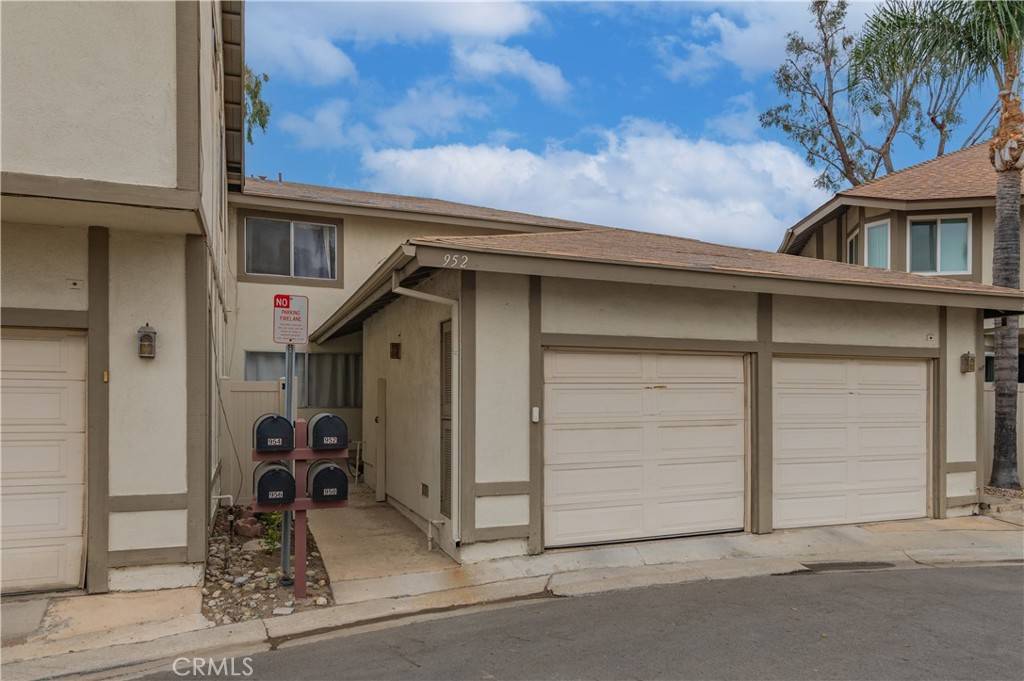Ontario, CA 91762,952 Pinyon CT