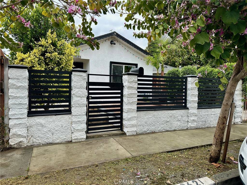 Los Angeles, CA 90002,10621 Kalmia ST