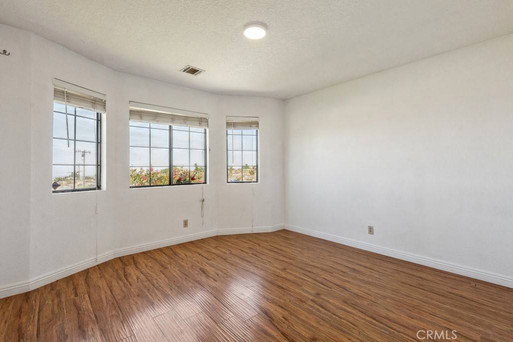 8636 Riggins RD Phelan, CA 92371