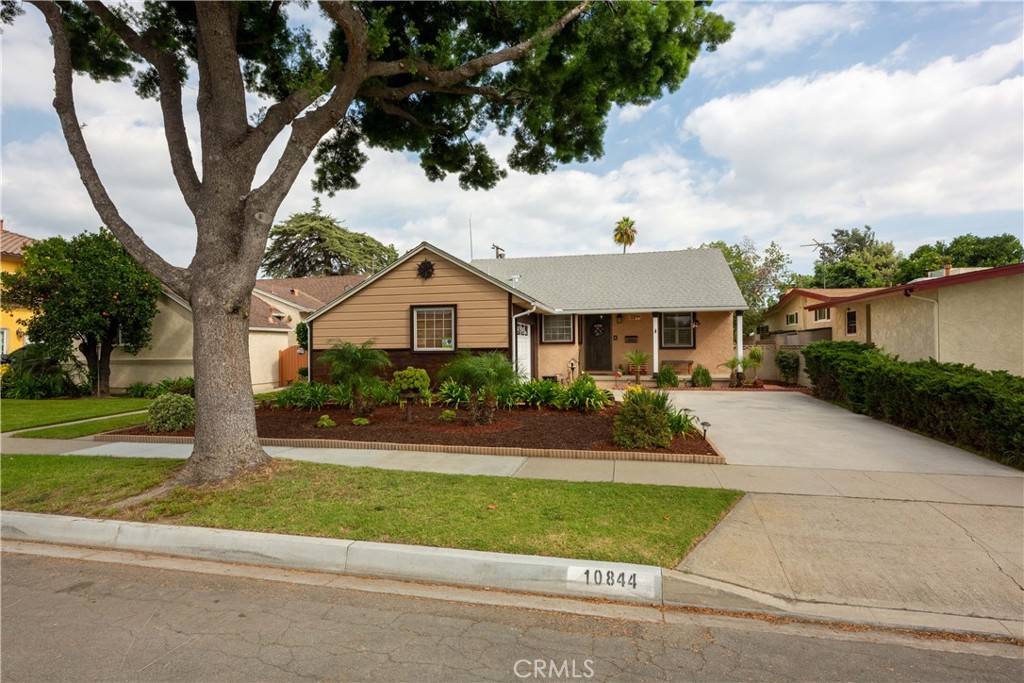 Downey, CA 90241,10844 Casanes AVE