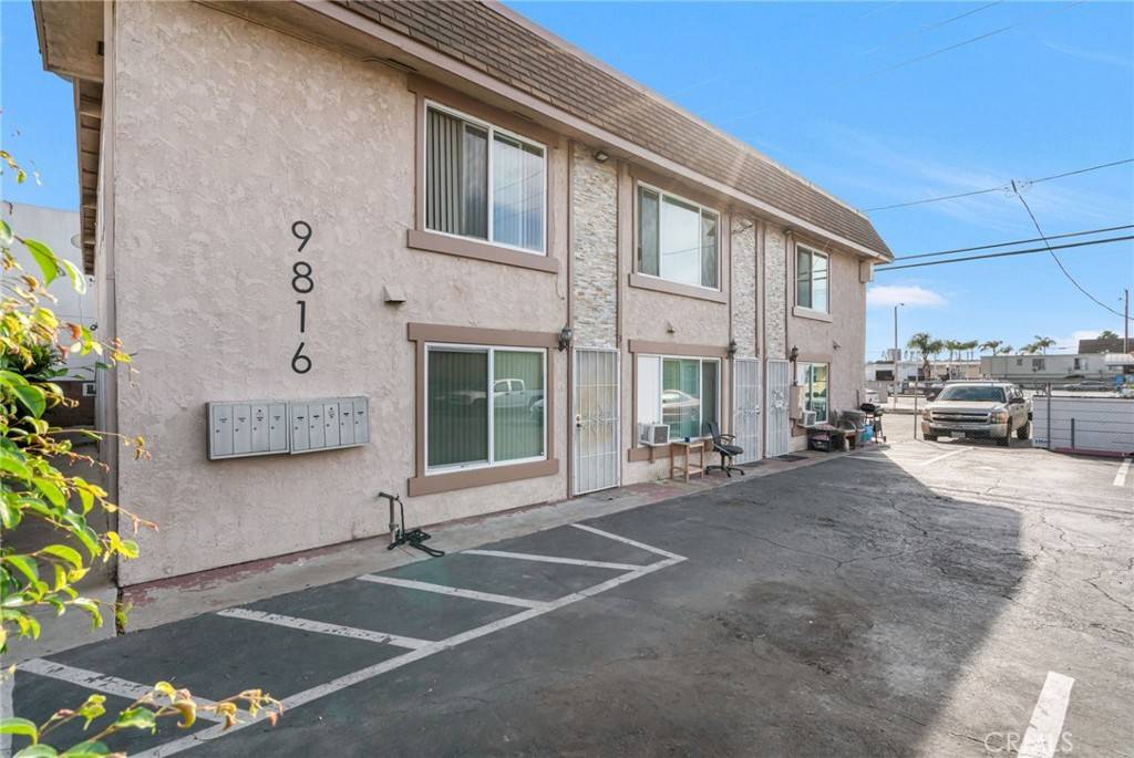 Bellflower, CA 90706,9816 Park ST