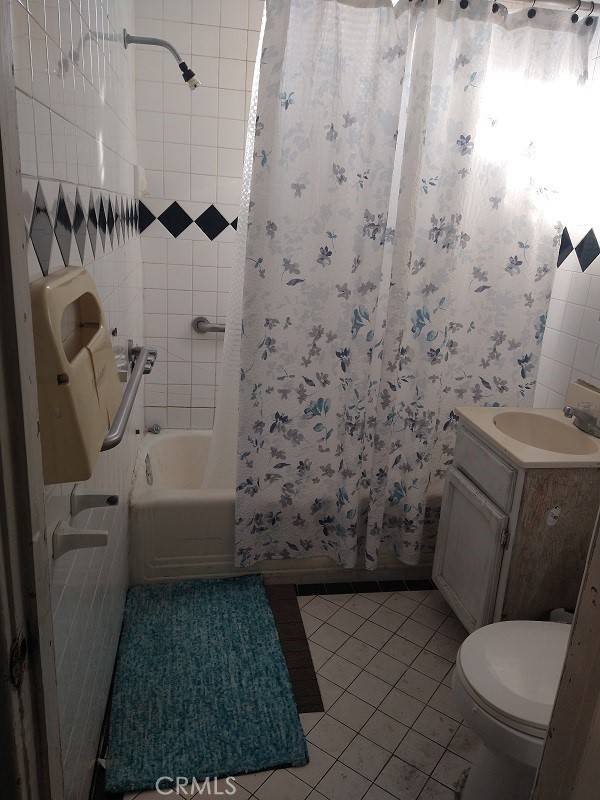 Los Angeles, CA 90058,5741 Holmes AVE