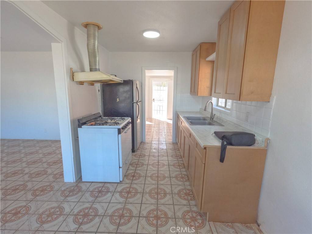 Downey, CA 90241,8702 Fontana ST