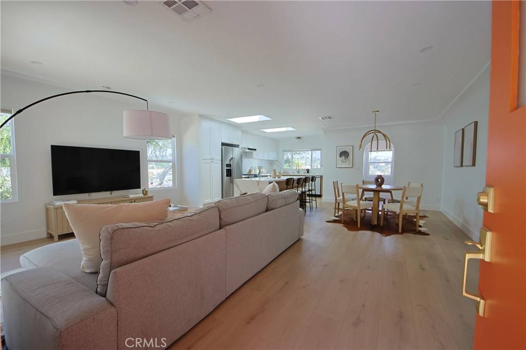 Los Angeles, CA 90026,1402 Allesandro ST