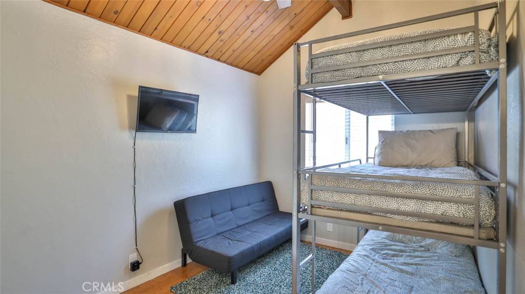 32905 Chipmunk LN Running Springs, CA 92382