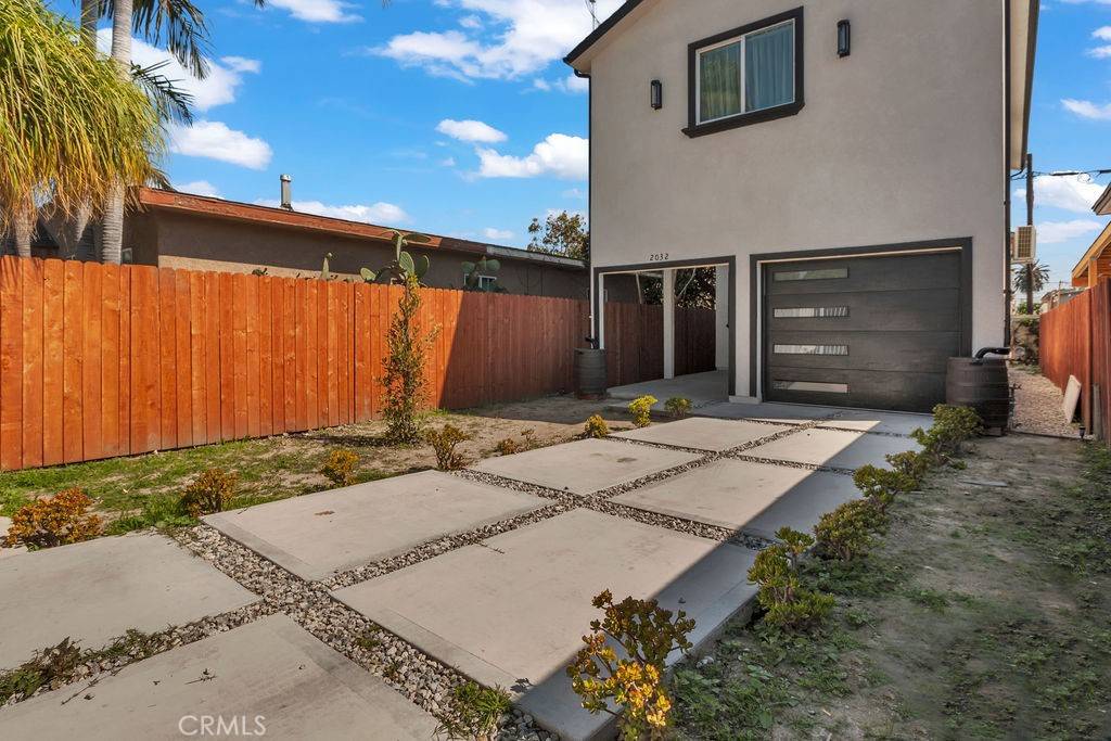 Compton, CA 90222,2032 E Stockwell