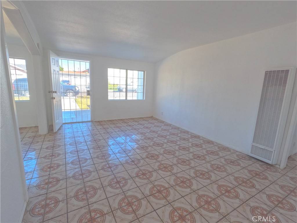 Downey, CA 90241,8702 Fontana ST