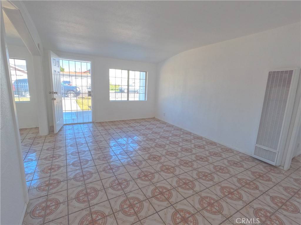 Downey, CA 90241,8702 Fontana ST