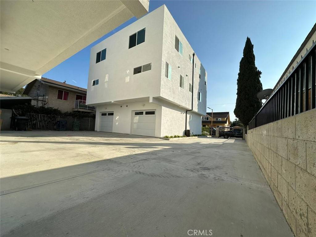Los Angeles, CA 90001,1731 E 69th ST