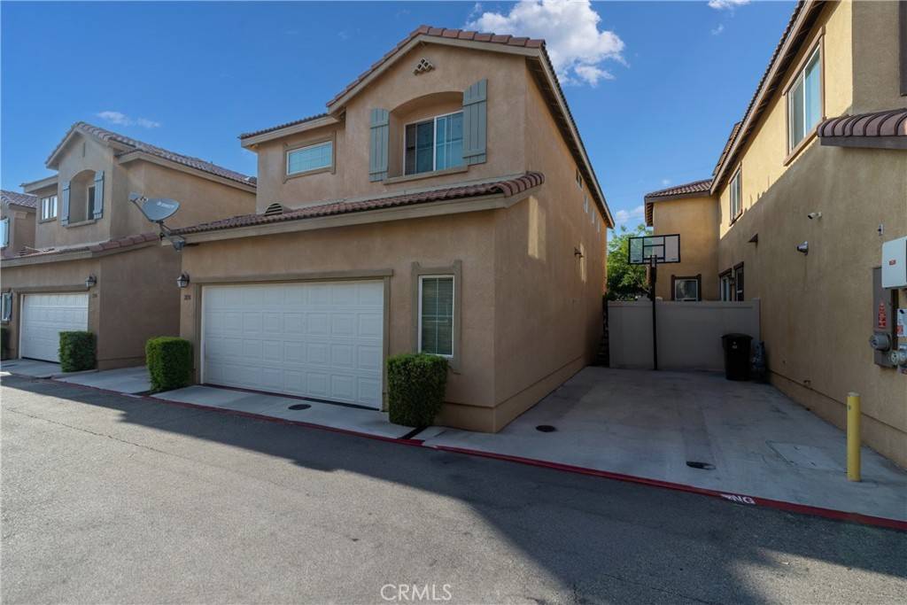 Colton, CA 92324,2038 Mesquite LN