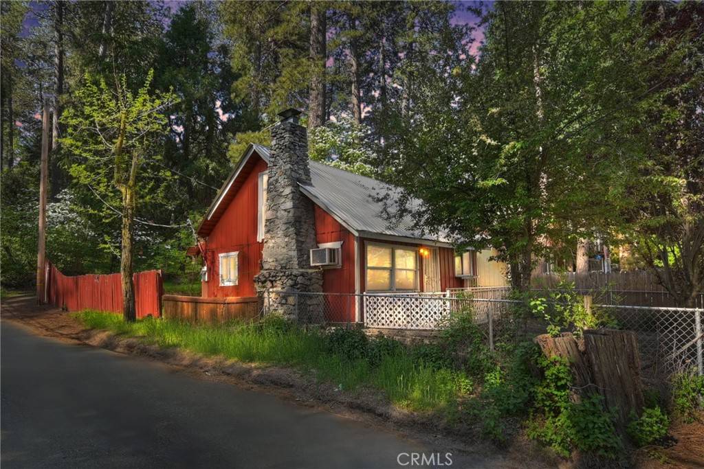 Crestline, CA 92325,22933 Waters DR