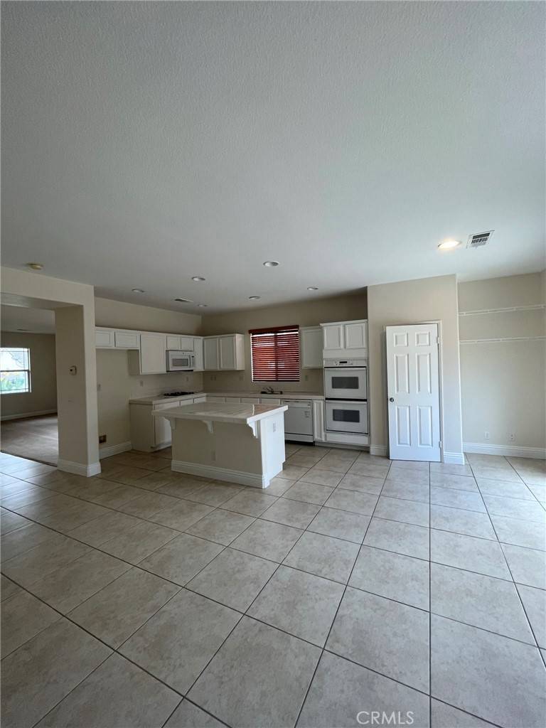 Eastvale, CA 92880,6315 Charolais CT