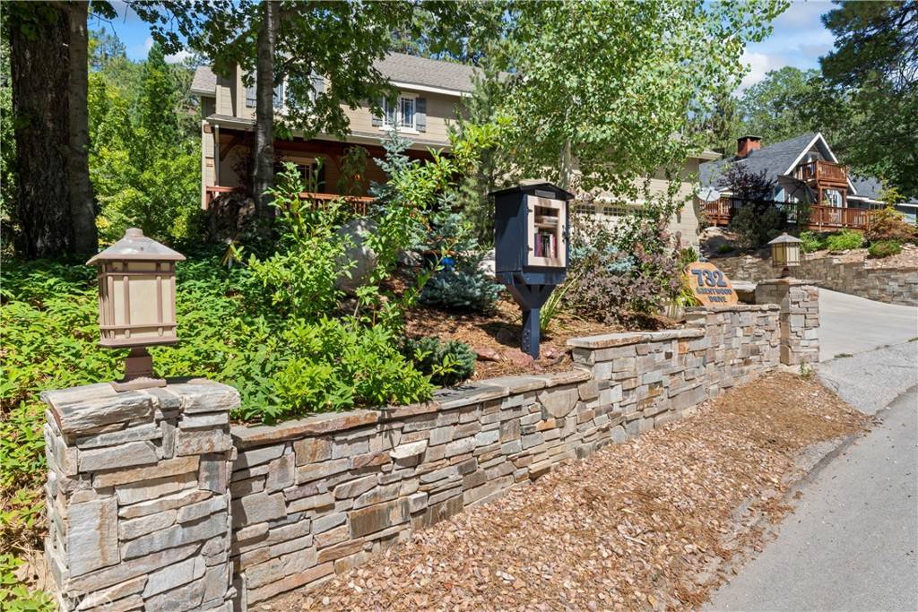 Lake Arrowhead, CA 92352,732 Brentwood DR