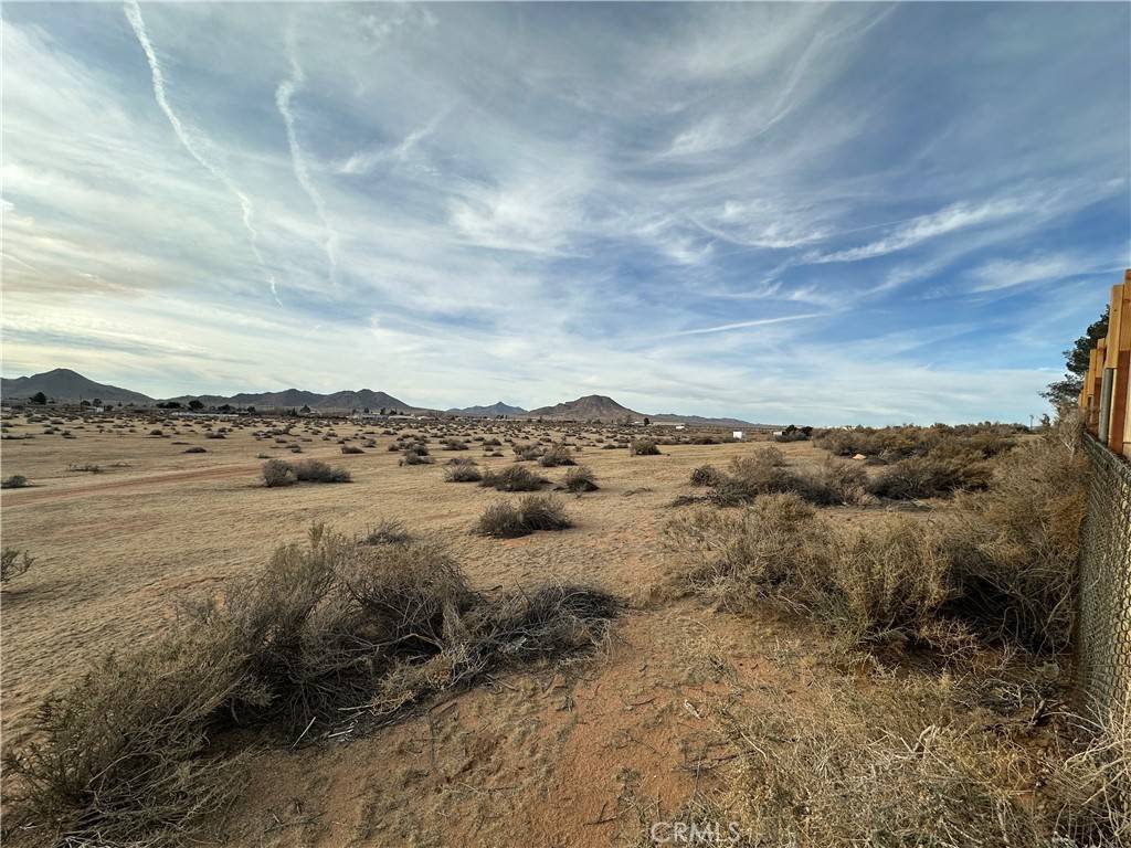 Apple Valley, CA 92307,0 Waalew