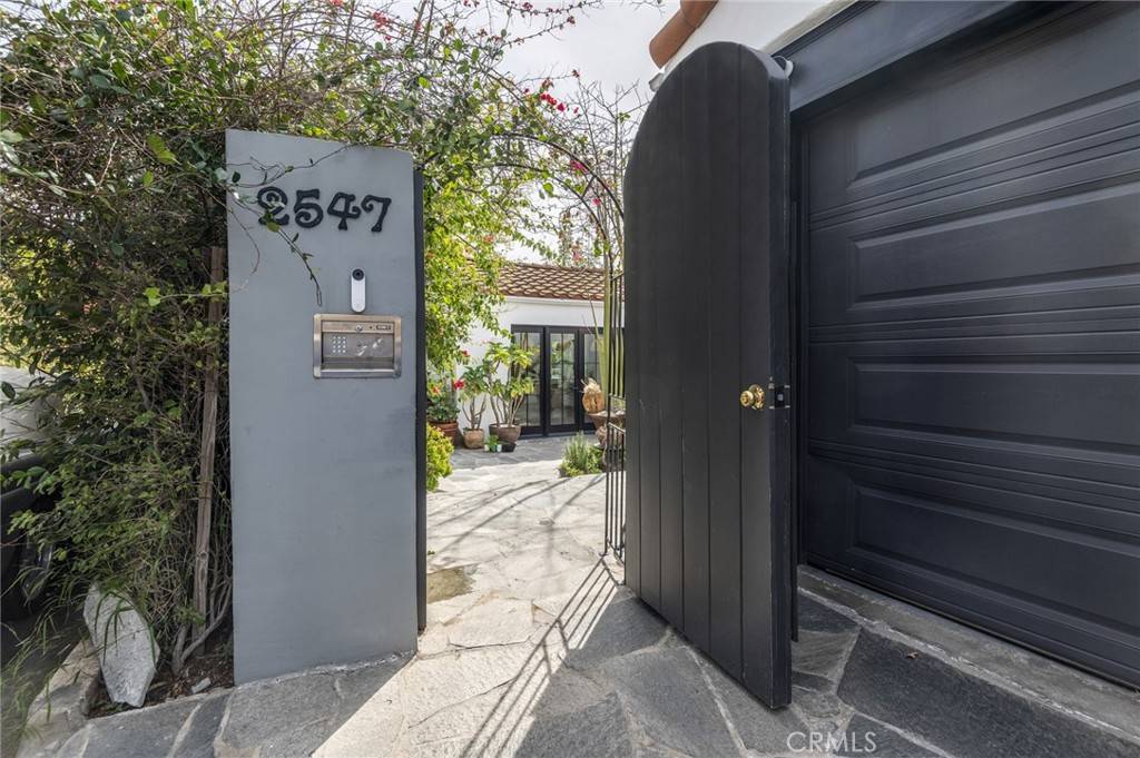 Los Angeles, CA 90068,2547 Creston DR