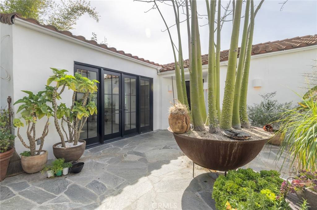 Los Angeles, CA 90068,2547 Creston DR